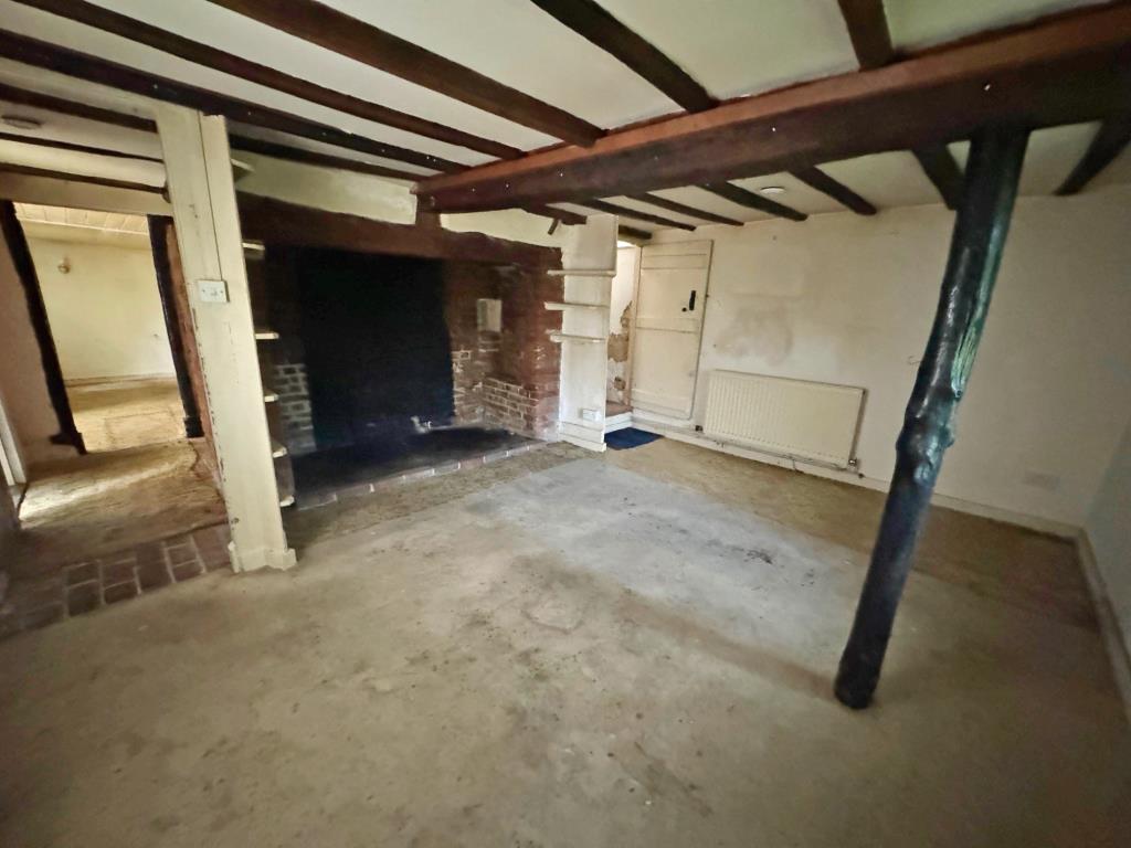 Lot: 86 - DETACHED PERIOD HOUSE FOR IMPROVEMENT ON QUARTER ACRE PLOT - Living room